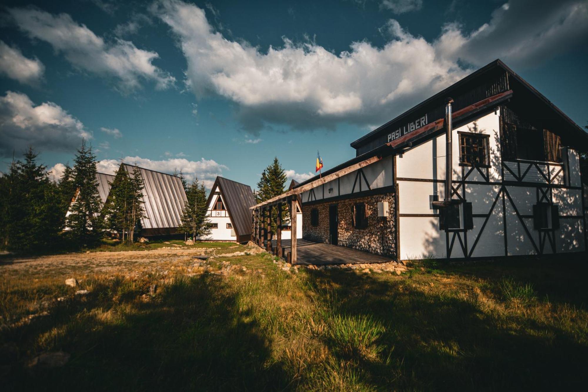 Cabanele Pasi Liberi Tău Bistra Exterior photo